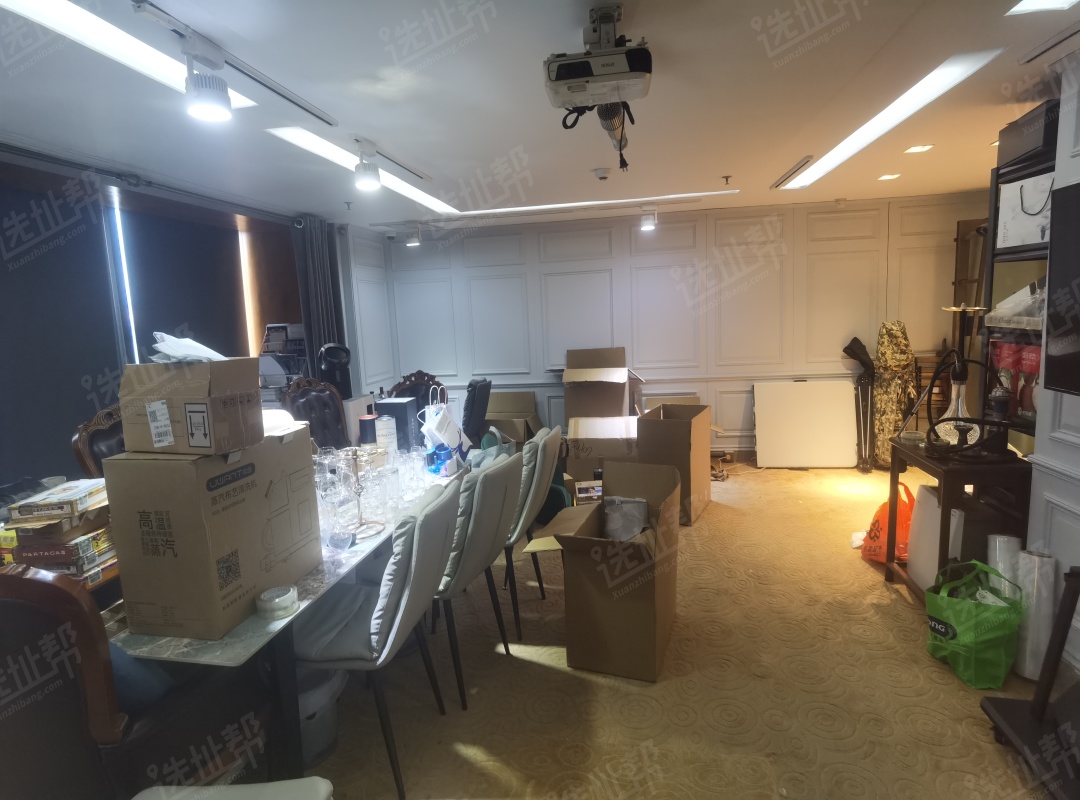 NEO绿景大厦小户型82平方租金1万可谈。