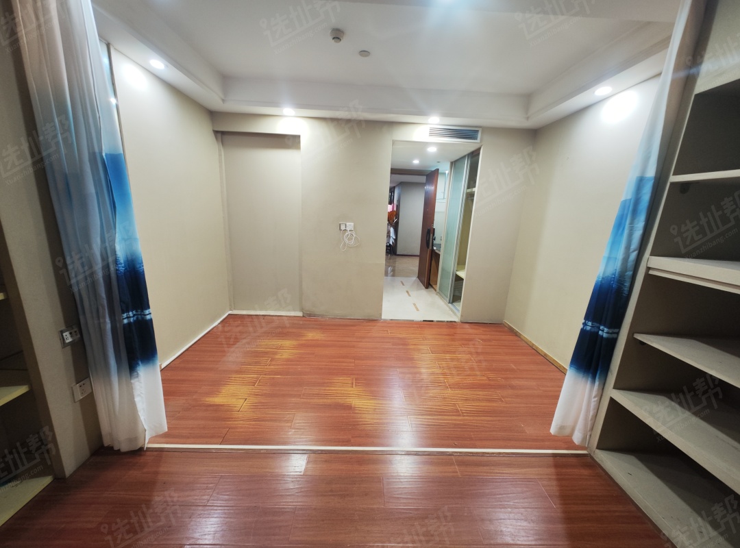 金中环商务大厦精装工作室，主楼46平，租6300/月
