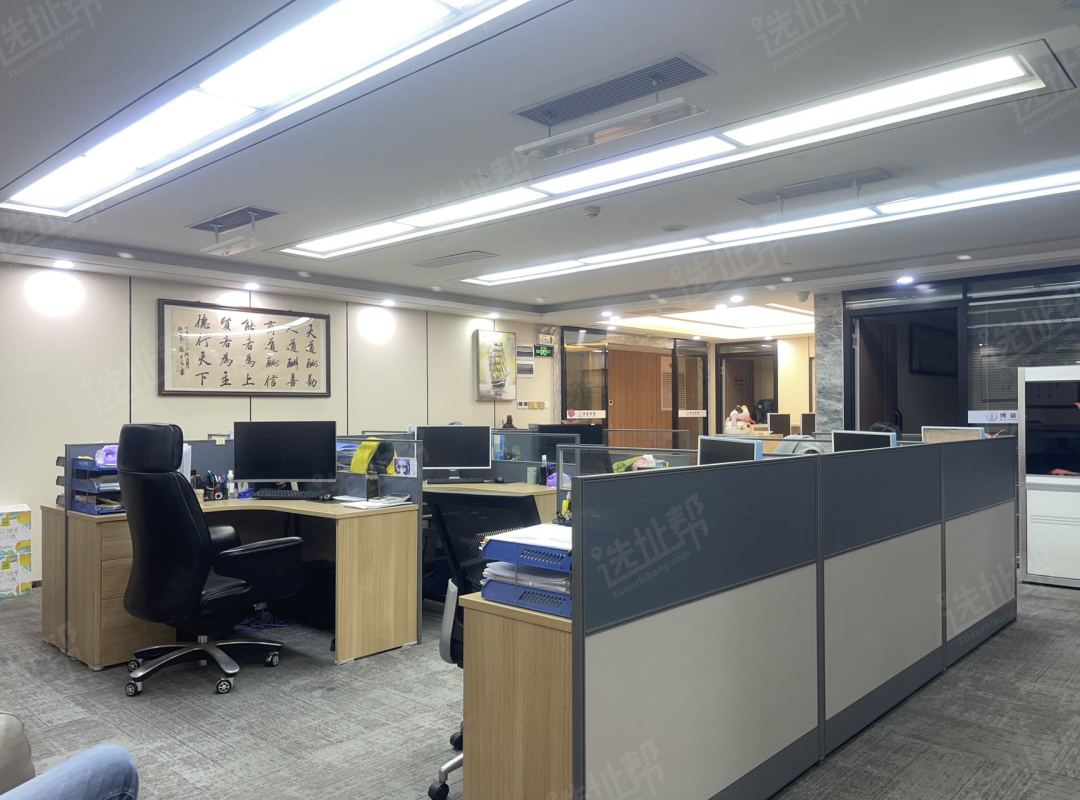 卓越大厦电梯口使用率高
