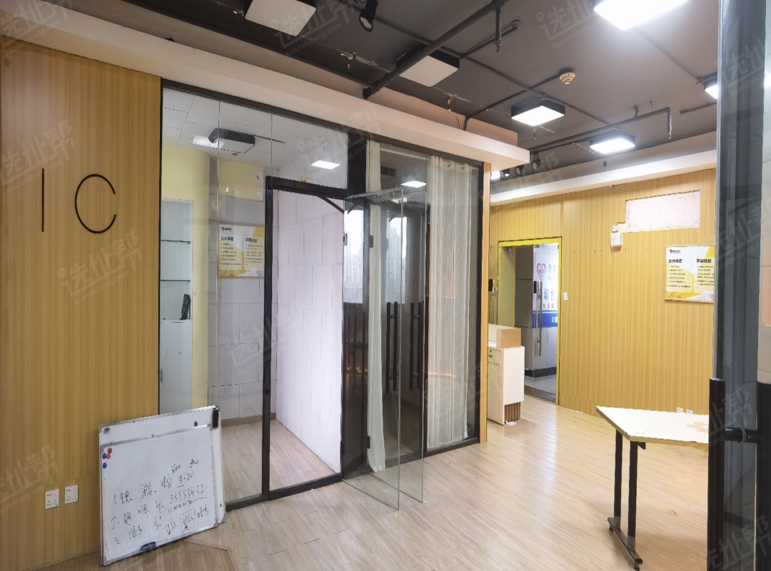 福田中心区岗厦，海鹰大厦104平，精装修，租85元/平福田区福田中心区图片