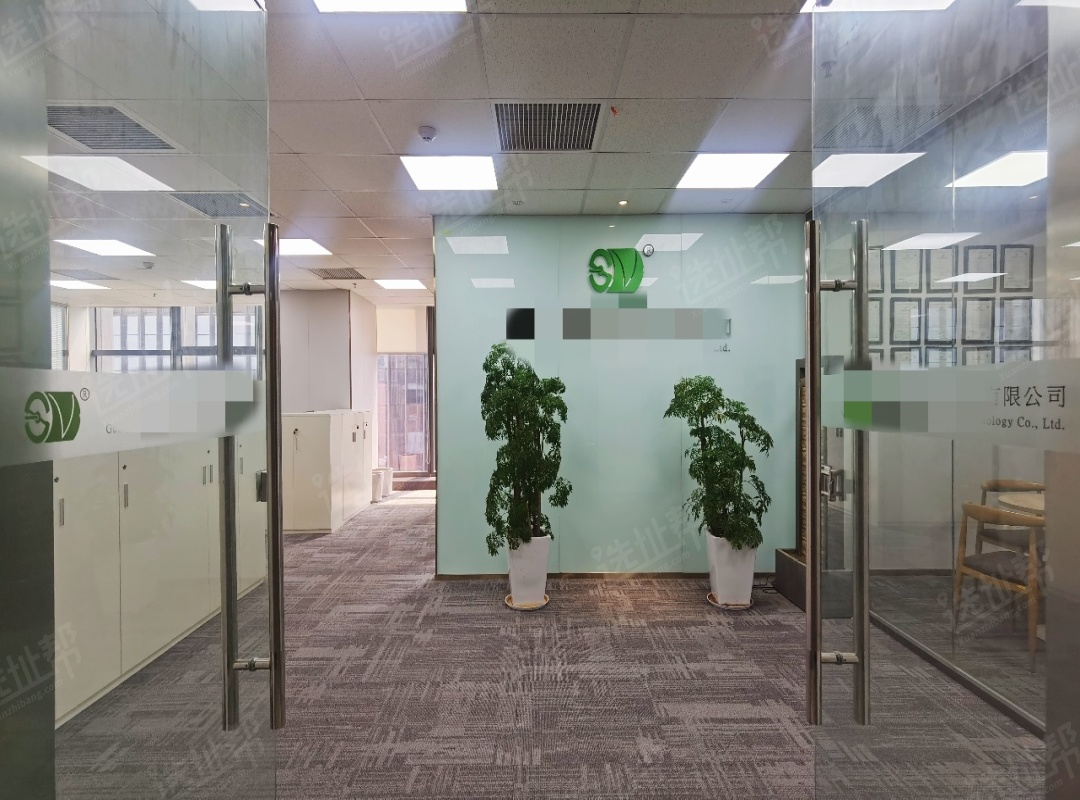 精装修 朝东 3个隔间 有戴吧台 地铁口物业 性价比高