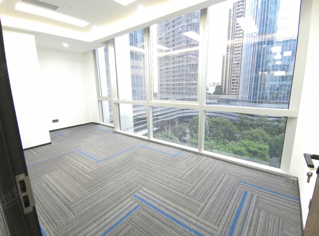 南山科技园大冲商务中心特价出租，3+1朝北