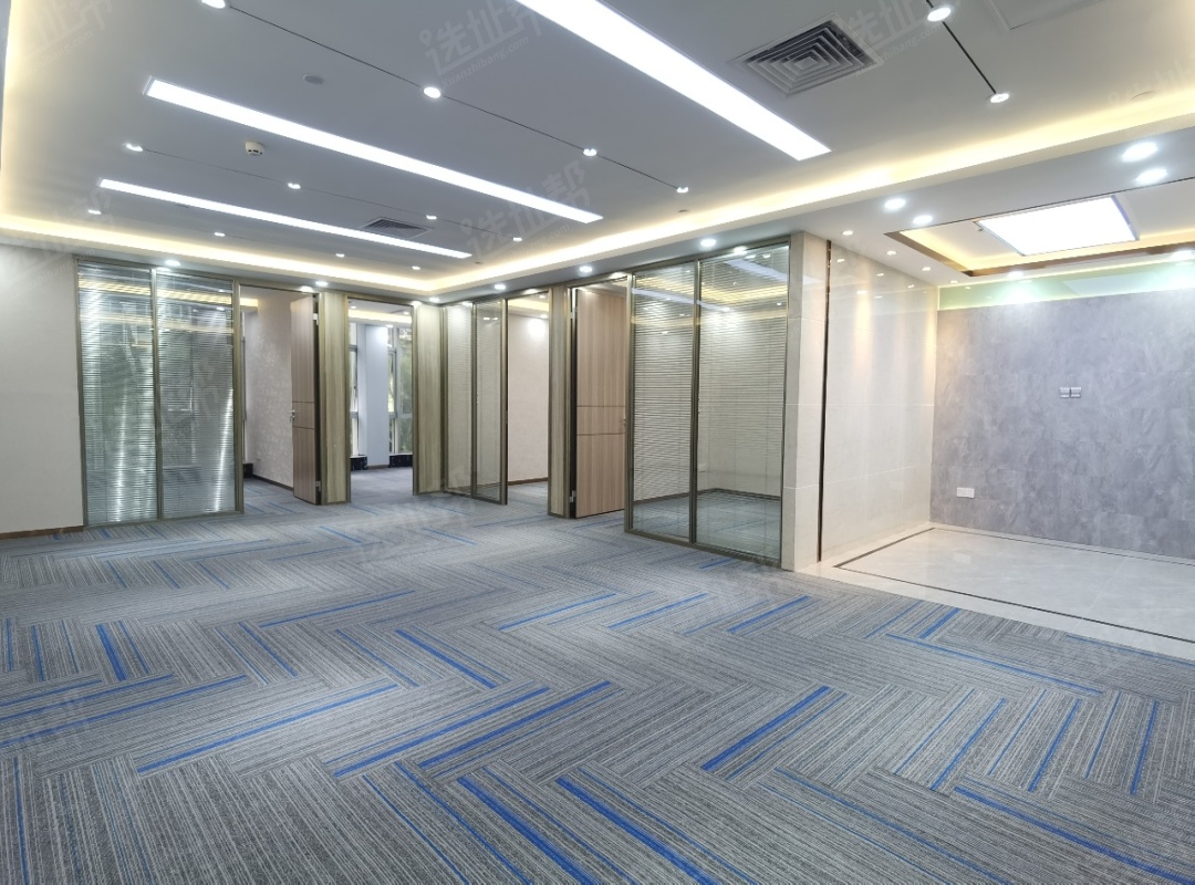 中心商务大厦，电梯口，238平，租128元/平