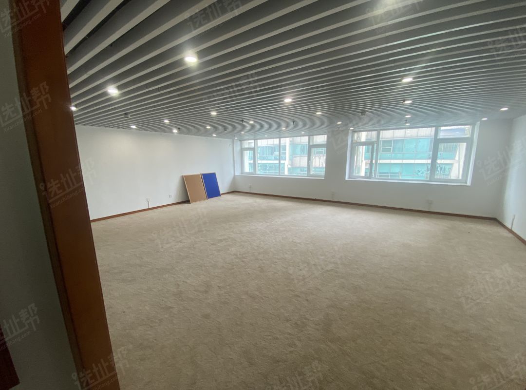 地铁口 英龙展业大厦精装120㎡双面采光 特价急租
