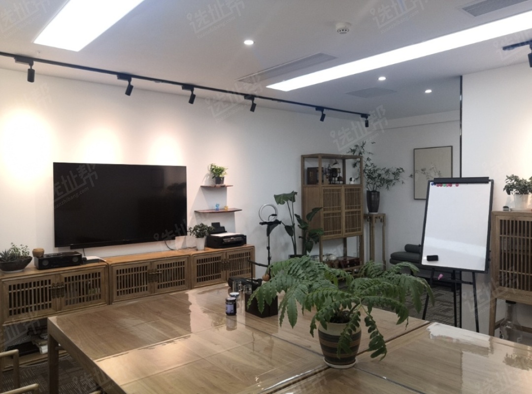 南山地铁口精装小面积出租。