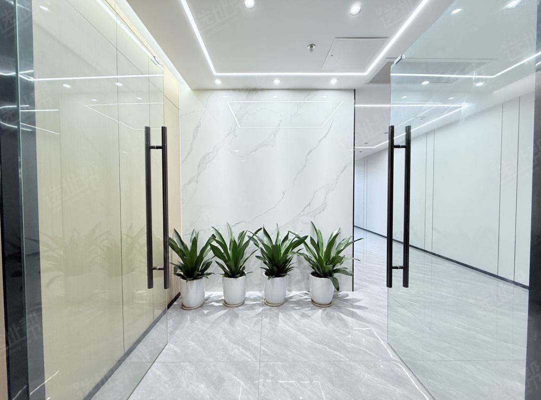 近车公面地铁口，看海景的小面积办公室，全新豪华装修