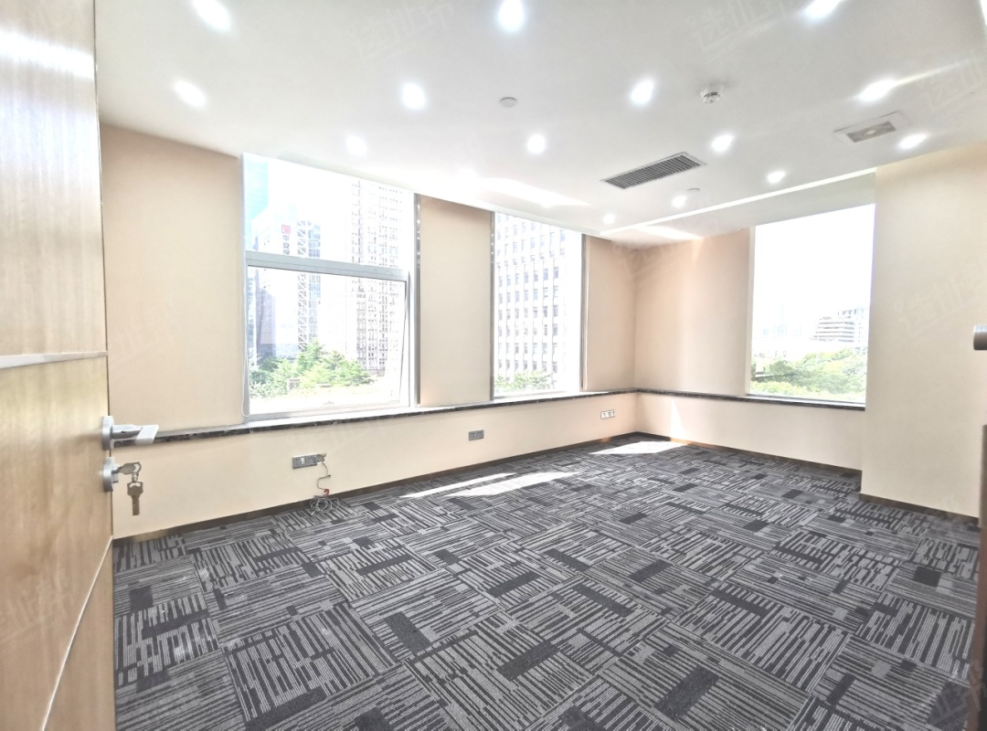 福田站地铁口兴业银行大厦。西南朝向，1+1精装