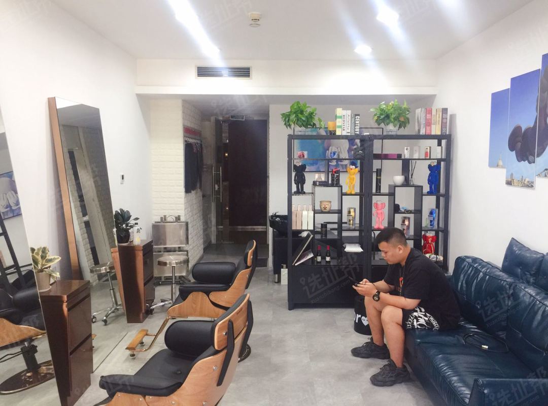 会展中心双地铁口，金中环商住公寓，54平，售3.2万/平