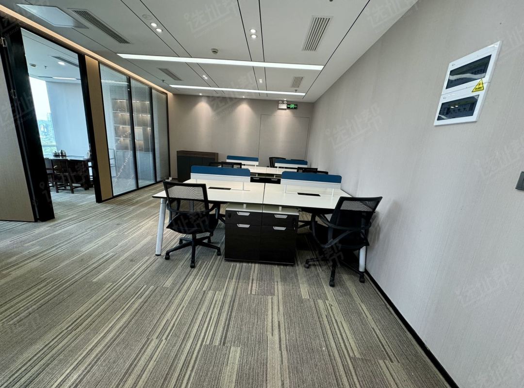 福田CBD 新世界商务中心高楼层208平米 精装修带办公家具