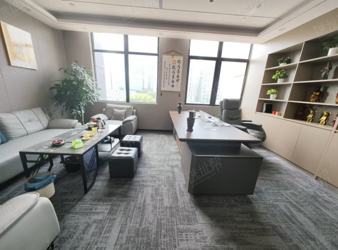 全新装，电梯口