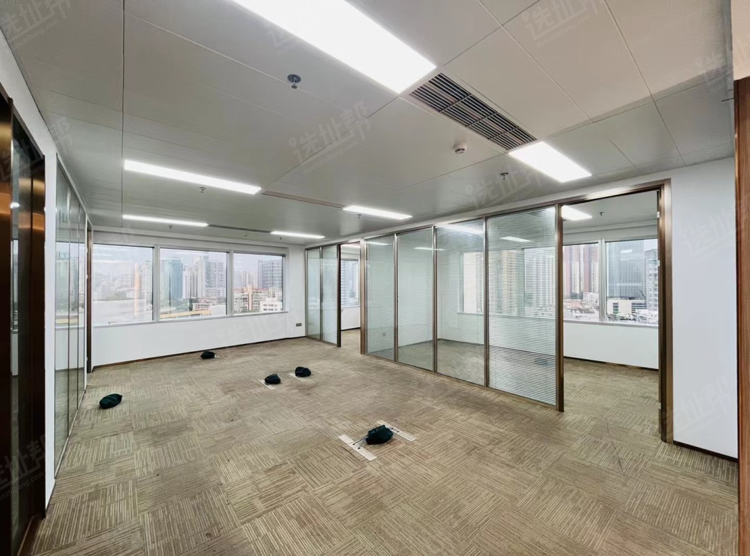 正电梯口，全落地窗，视野开阔，看万象城区/香港山景