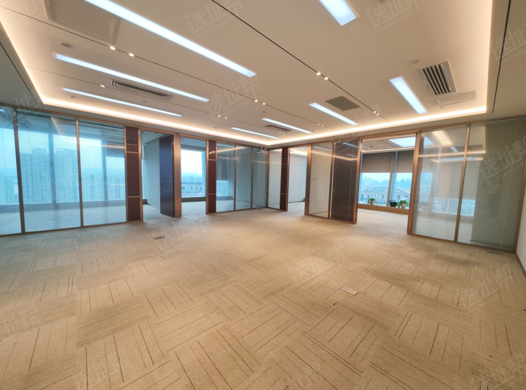 京基滨河时代 308平租金140/平 4+1隔间 精装修