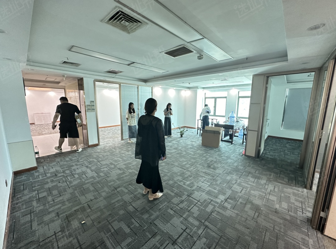苍松大厦精装修一手物业 216平租110/平 4+1隔间