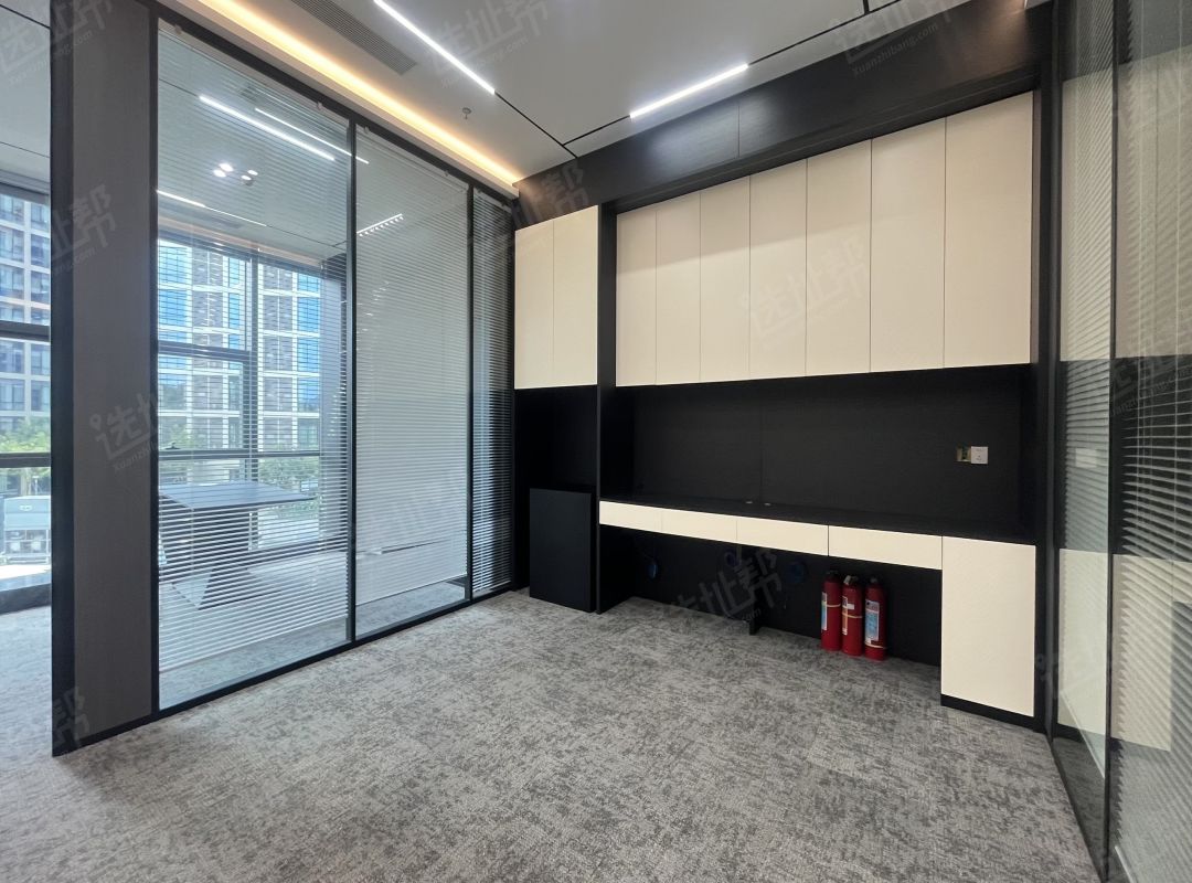 绿景美景广场，可配家具，正东向