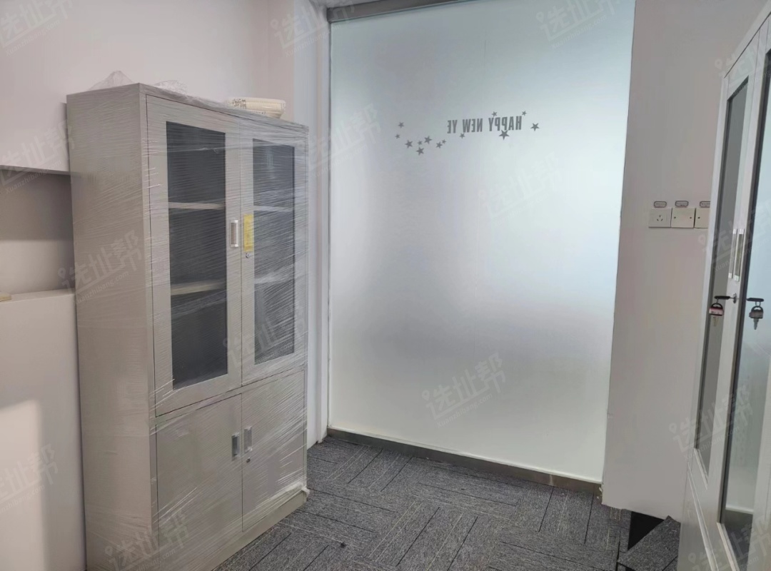 地铁口  3+1格局   精装修 