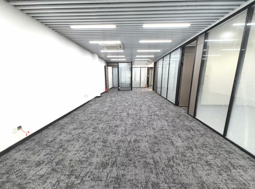 天安创业园B座 305m²