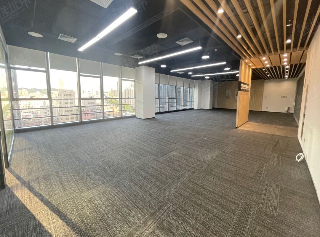 2+1格局  朝东向  精装修  坂田华为地铁口 
